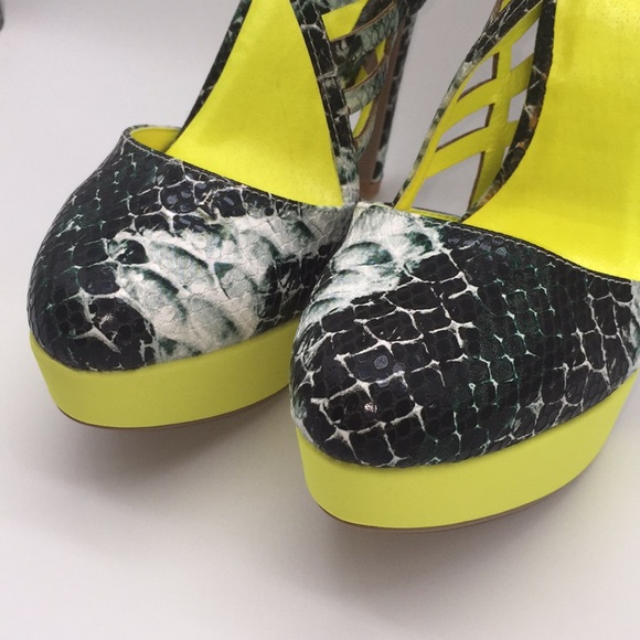 Qupid Women’s Platform Green Faux Snakeskin 5.5 in Heels Size 7.5 - Picture 4 of 16